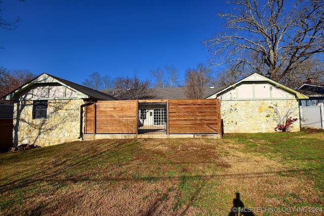 back of house featuring a lawn