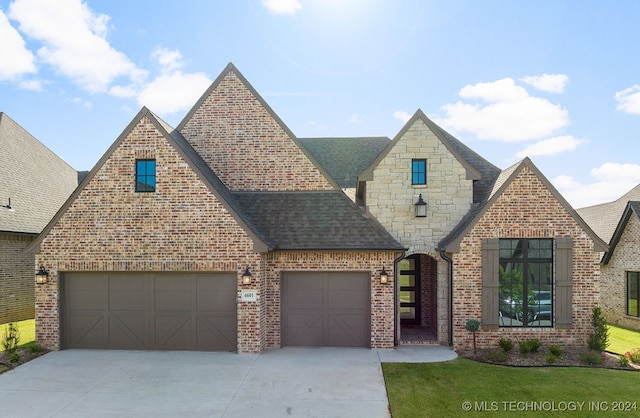 view of front facade featuring a garage and a front yard