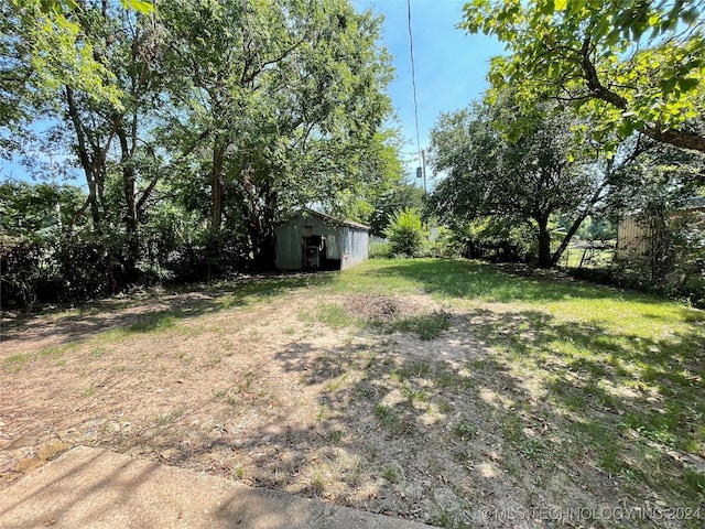 view of yard featuring an outbuilding