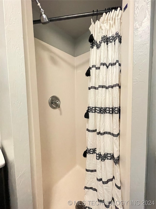 bathroom featuring a shower with shower curtain