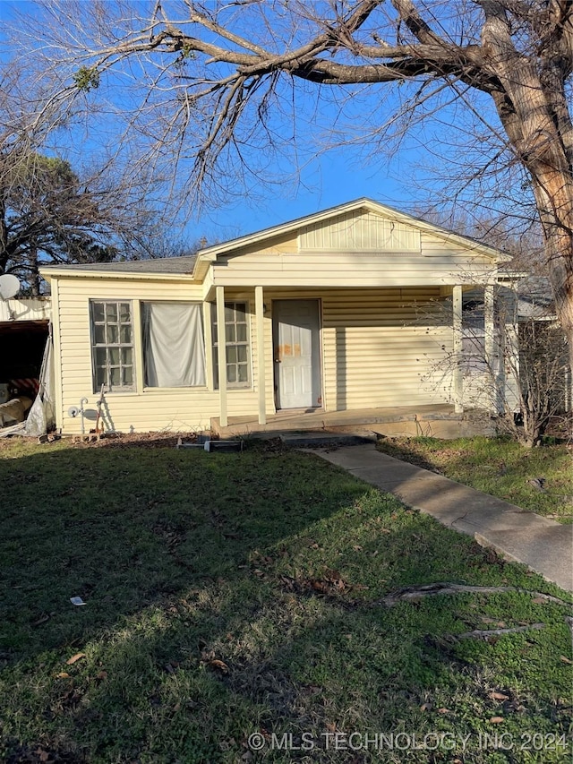 single story home featuring a front yard