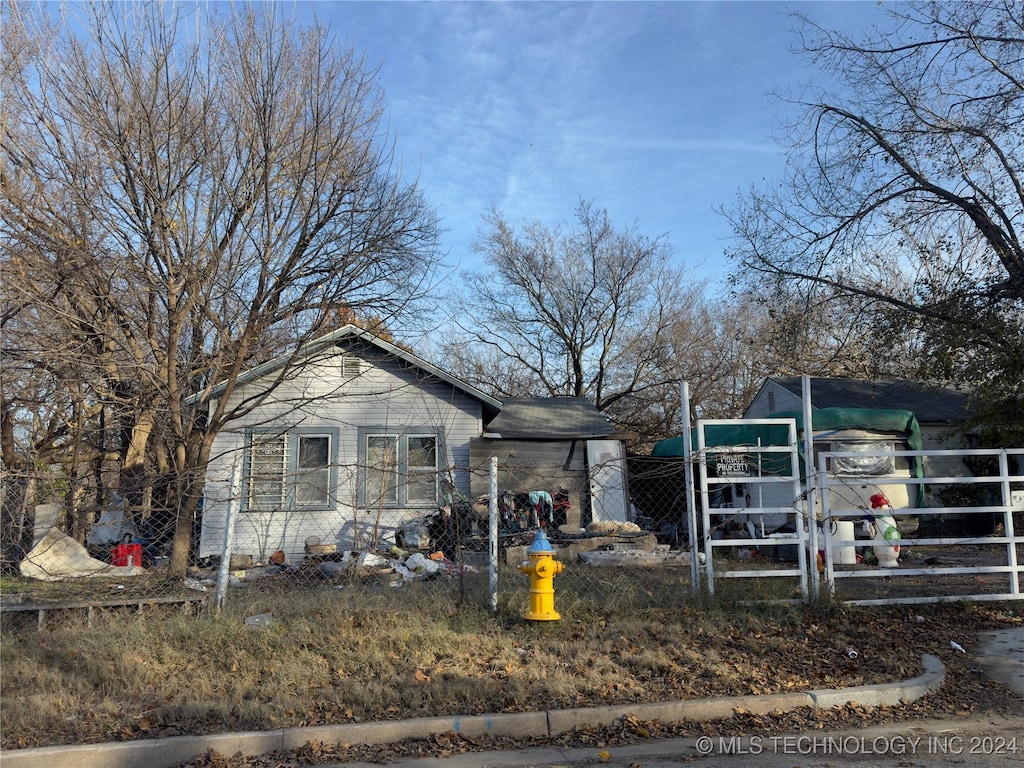 view of front of property with an outdoor structure