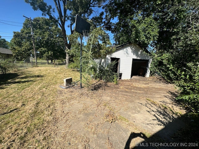 view of yard with an outbuilding and a garage