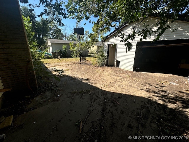 view of yard featuring an outdoor structure and a garage