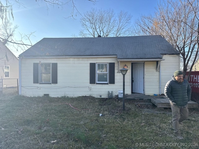 view of front of house featuring a front yard