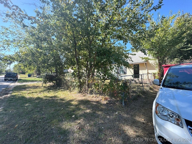 view of front of home featuring a front lawn