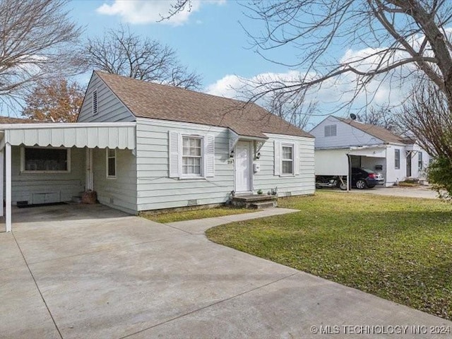 view of front facade with a front lawn and a carport