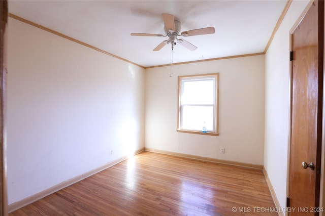 unfurnished room featuring light wood-type flooring, ceiling fan, and crown molding