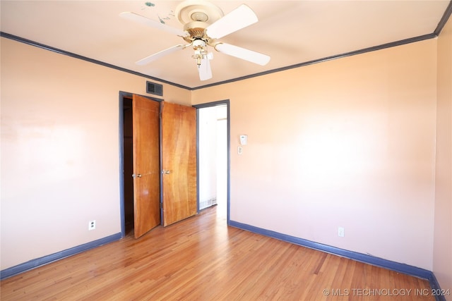 empty room with ceiling fan, light hardwood / wood-style flooring, and ornamental molding