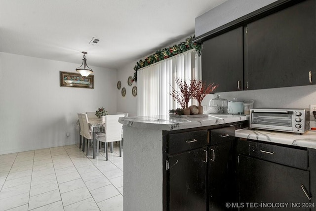 kitchen featuring pendant lighting