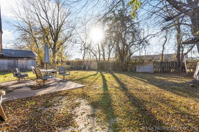 view of yard featuring a patio area