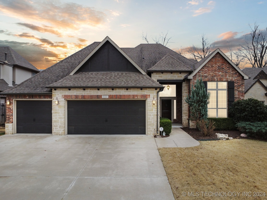 view of front facade featuring a garage