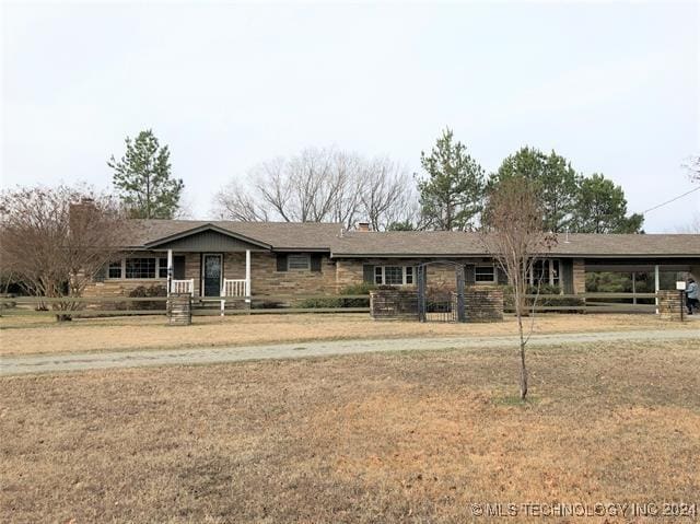 single story home featuring a front lawn