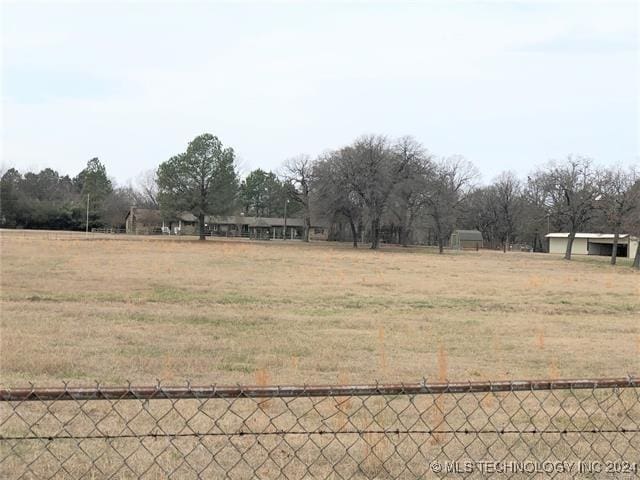 view of yard featuring a rural view