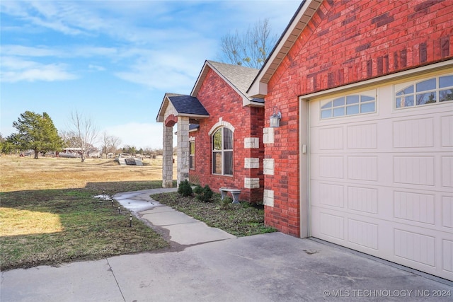 view of front of house featuring a front lawn and a garage