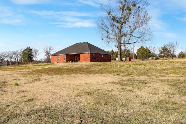 view of yard with a rural view