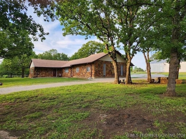 single story home with a front lawn