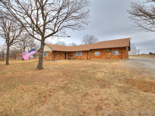 ranch-style home featuring a front lawn