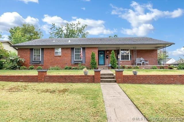 view of front facade with a front lawn