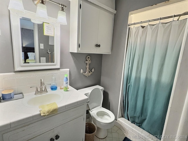 bathroom featuring a shower with curtain, vanity, toilet, and backsplash