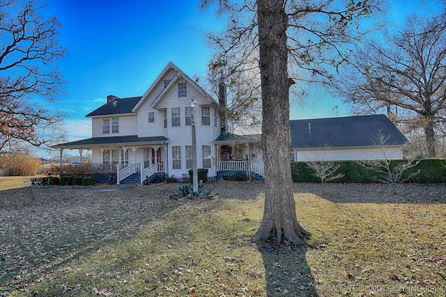 view of front of property featuring a front lawn and a porch