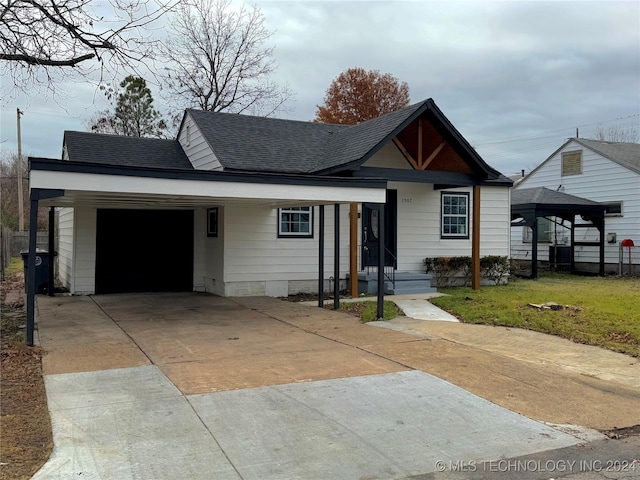 view of front of home featuring a front yard and a carport