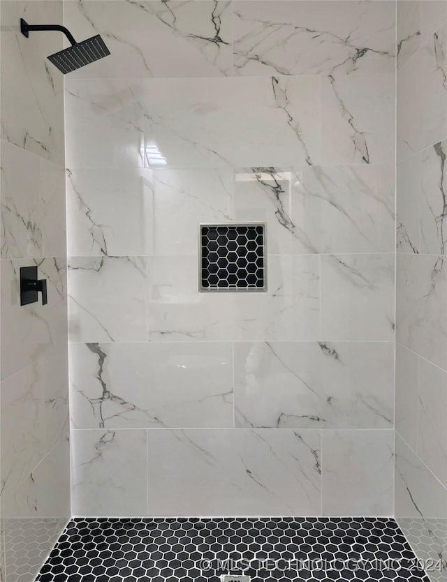 bathroom featuring a tile shower