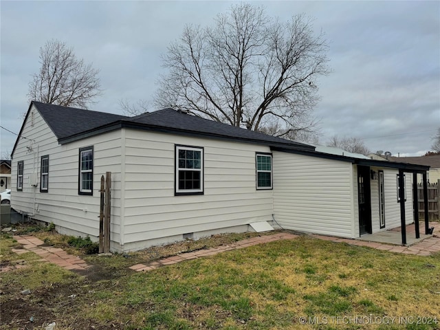 view of side of property featuring a lawn