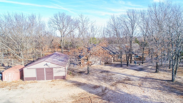 view of yard featuring an outdoor structure