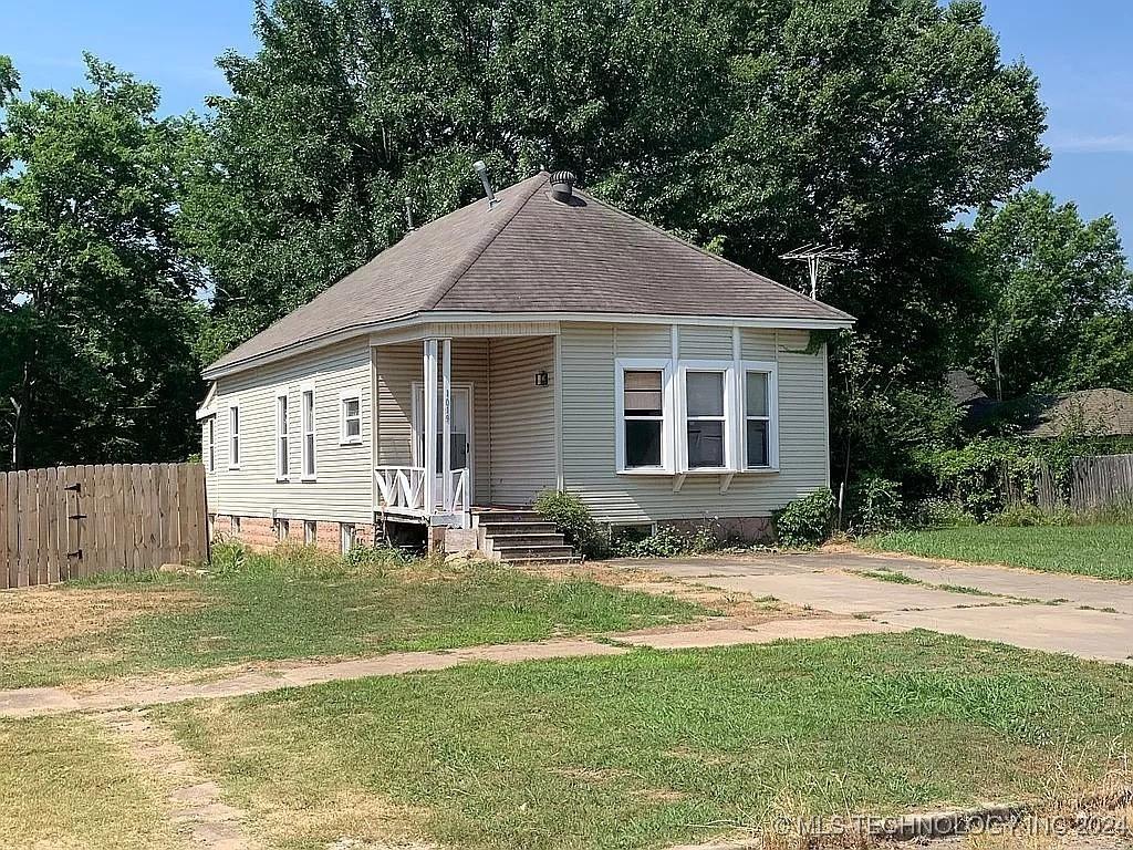 view of front of property with a front yard