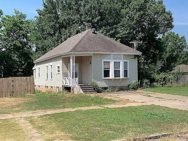 view of front of property with a front yard