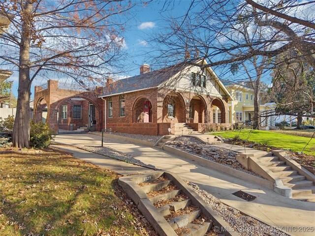 view of front of house featuring a front yard