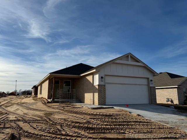 view of front of house with a garage