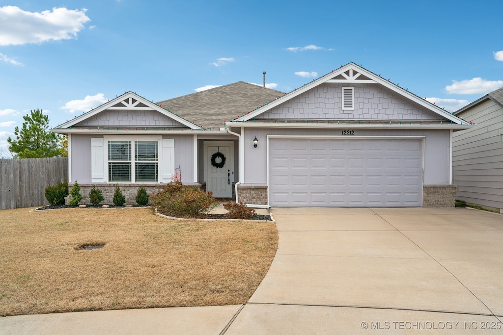 craftsman house featuring a garage and a front lawn