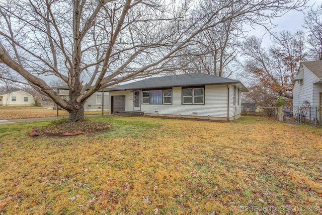 view of front of house featuring a front lawn