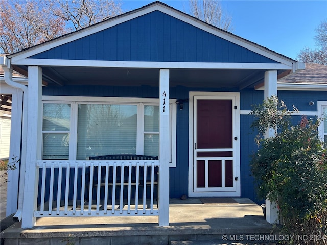 entrance to property featuring covered porch