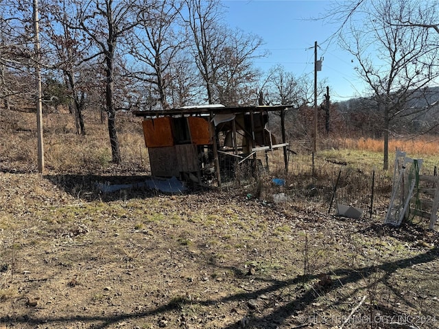 view of yard with an outdoor structure