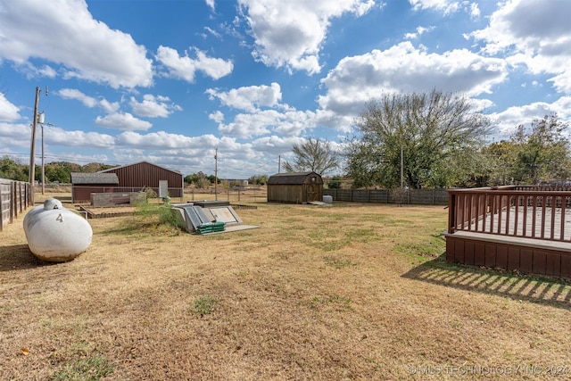 view of yard with an outdoor structure