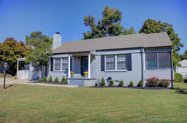 view of front of property with a front lawn