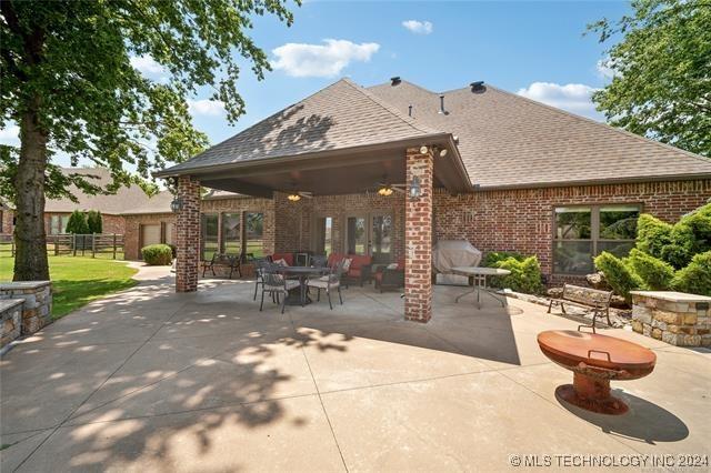 view of patio featuring ceiling fan