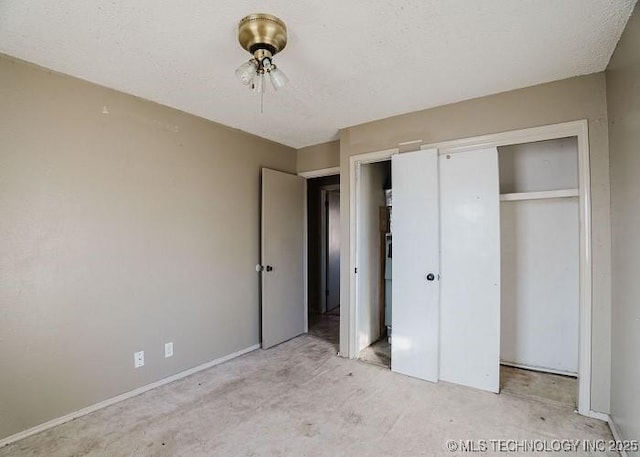 unfurnished bedroom with ceiling fan and a closet