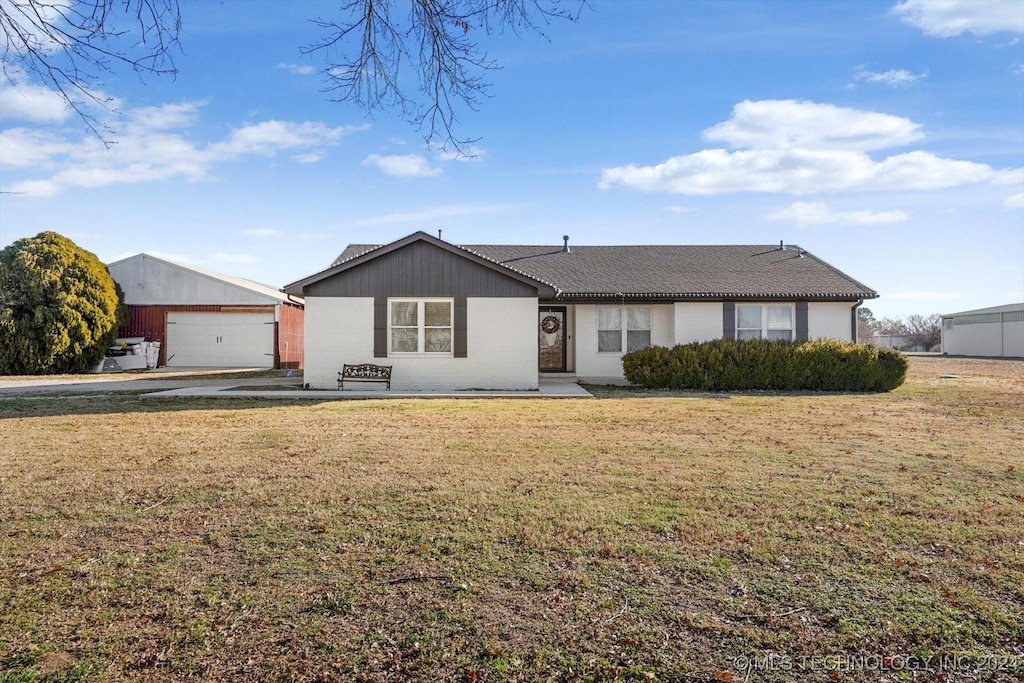 ranch-style home with a front yard