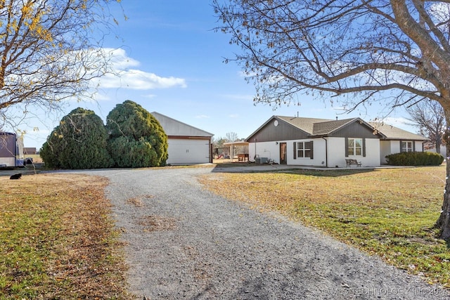 view of front facade with a garage and a front yard