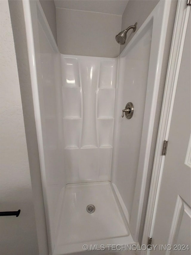 bathroom featuring a shower