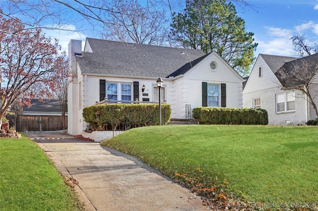 view of front of property with a front yard