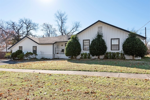 view of front of house with a porch and a front lawn