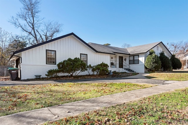 ranch-style home featuring a front lawn