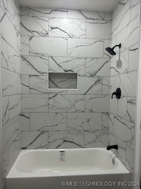 bathroom with tiled shower / bath