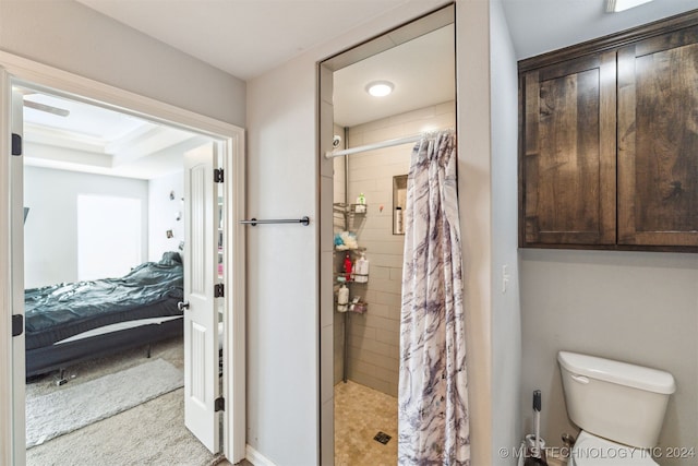 bathroom featuring a shower with curtain and toilet