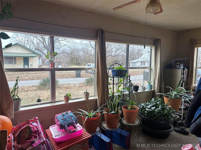 sunroom with ceiling fan